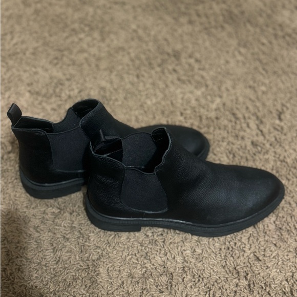 ❌SOLD❌Kenneth Cole leather Chelsea boots. - Picture 3 of 5